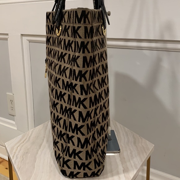 Michael Kors Oversized Logo Tote - Picture 4 of 13
